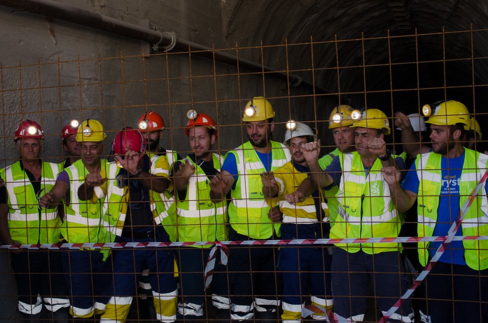 Οι μεταλλωρύχοι κλείστηκαν στις στοές της Ολυμπιάδας - Διαμαρτύρονται για το κλείσιμο των μεταλλείων [εικόνες & βίντεο] | iefimerida.gr 1