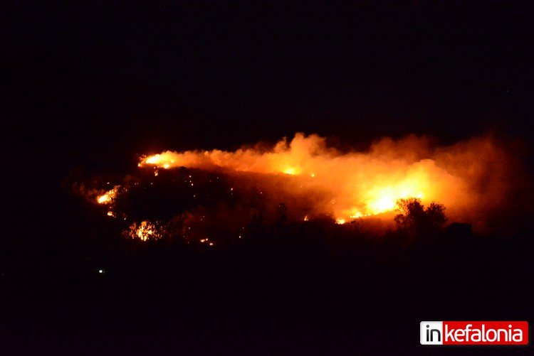 Φωτιά ξέσπασε στην Κεφαλονιά [εικόνες] | iefimerida.gr 1