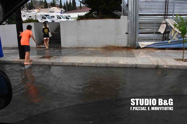 «Ανοιξαν οι ουρανοί» σε Τρίπολη και Ναύπλιο -Σε ποτάμια μετατράπηκαν οι δρόμοι [εικόνες & βίντεο] | iefimerida.gr 3