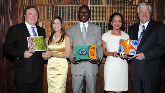 Παράλογο: Αυτή η γυναίκα έσκισε την επιταγή των 818 εκατ. ευρώ που της έδωσε ο πρώην σύζυγός της για το διαζύγιό τους [εικόνες] | iefimerida.gr 6