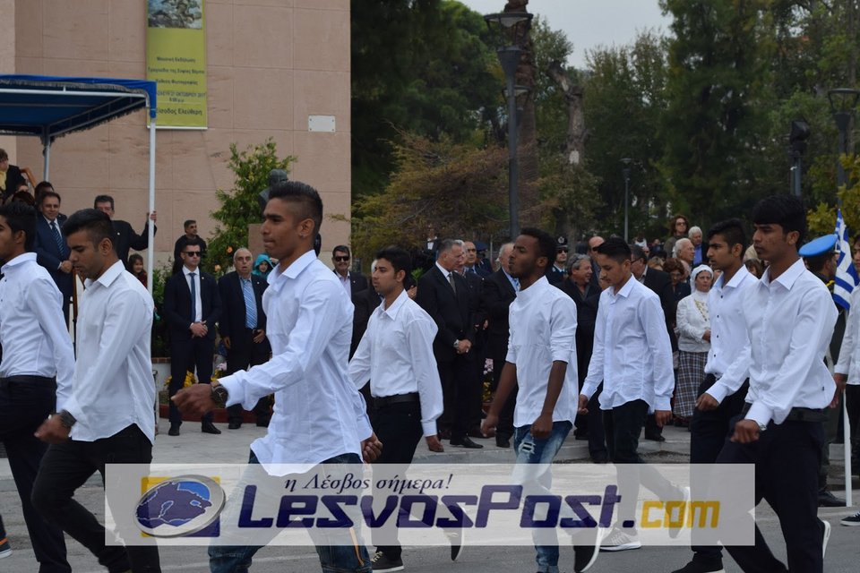 11 ασυνόδευτα προσφυγόπουλα έκαναν παρέλαση με σχολεία της Μυτιλήνης [εικόνες] | iefimerida.gr 2