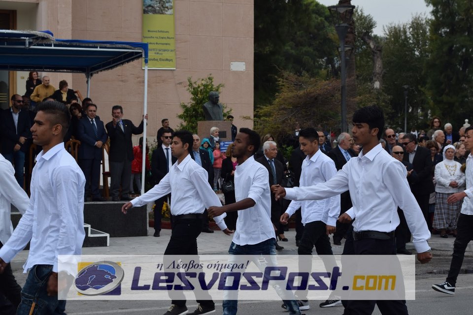 11 ασυνόδευτα προσφυγόπουλα έκαναν παρέλαση με σχολεία της Μυτιλήνης [εικόνες] | iefimerida.gr 1