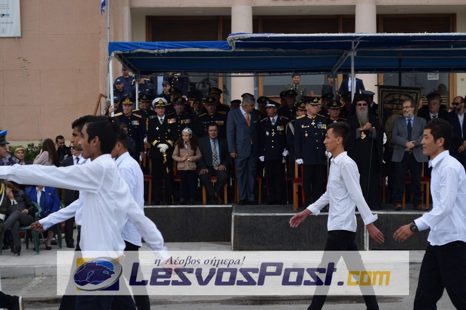 11 ασυνόδευτα προσφυγόπουλα έκαναν παρέλαση με σχολεία της Μυτιλήνης [εικόνες] | iefimerida.gr 0