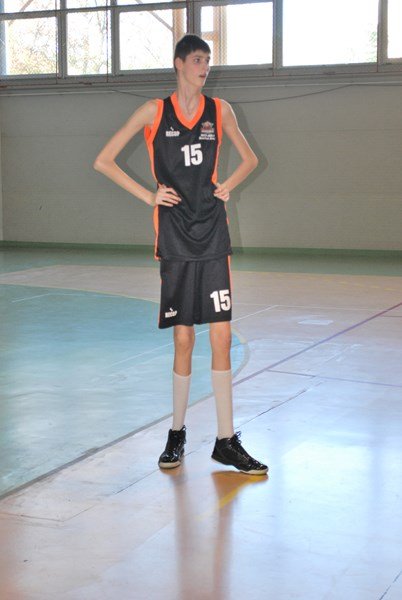 Απίστευτο: Αυτός είναι ο 14χρονος που έχει ύψος 2,26 μ. και συνεχίζει να ψηλώνει [εικόνες&βίντεο]  | iefimerida.gr 1