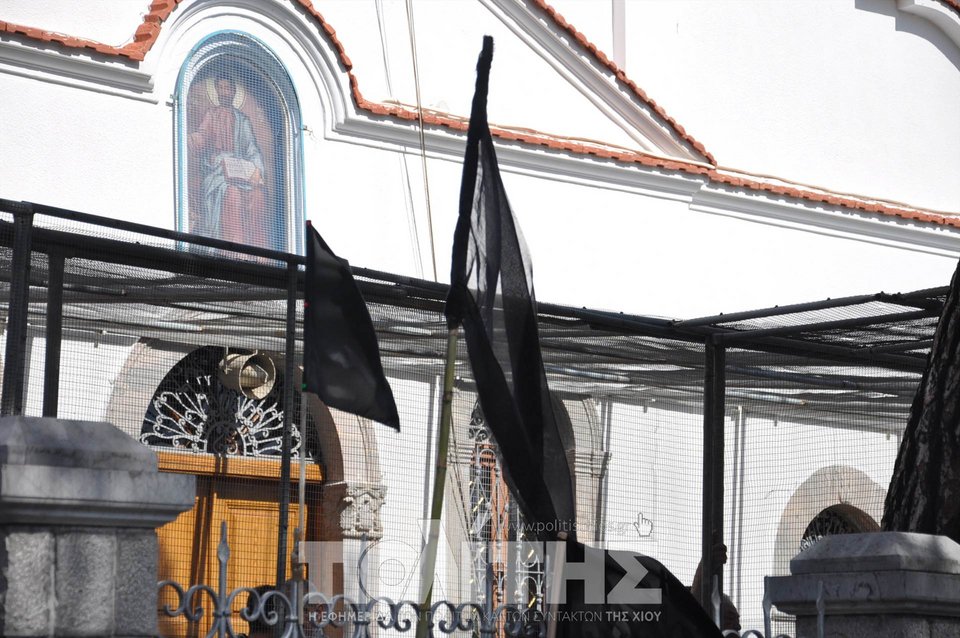 Με μαύρες σημαίες βγήκαν στους δρόμους στη Χίο-Οργή λαού για την «παύση» του ρουκετοπόλεμου [εικόνες & βίντεο] | iefimerida.gr 2