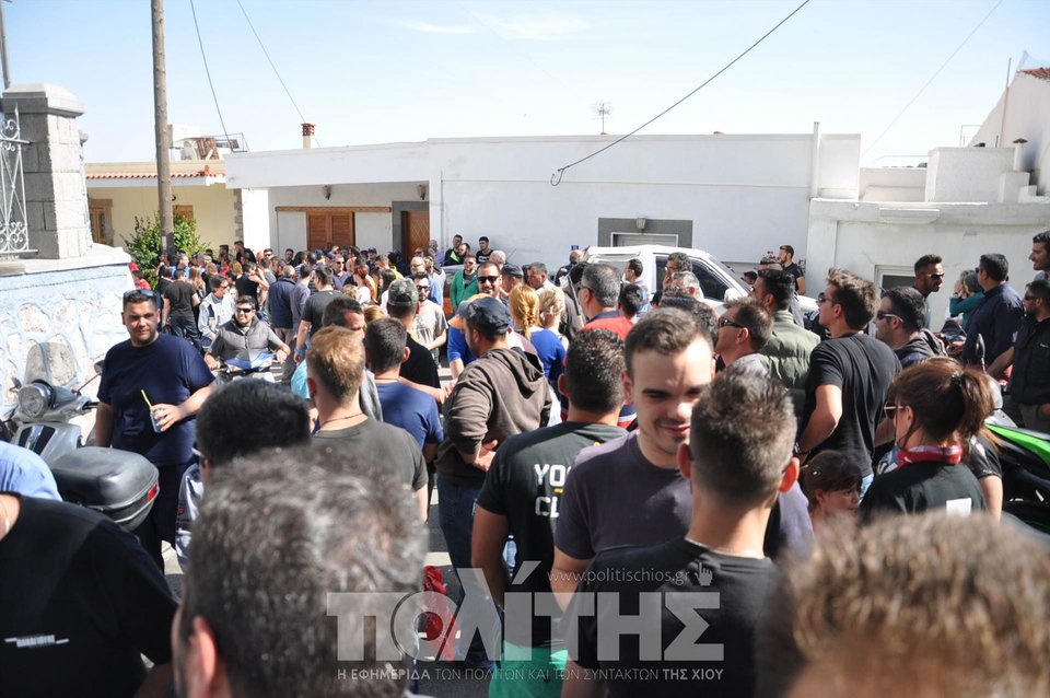 Με μαύρες σημαίες βγήκαν στους δρόμους στη Χίο-Οργή λαού για την «παύση» του ρουκετοπόλεμου [εικόνες & βίντεο] | iefimerida.gr 7