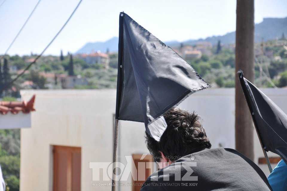 Με μαύρες σημαίες βγήκαν στους δρόμους στη Χίο-Οργή λαού για την «παύση» του ρουκετοπόλεμου [εικόνες & βίντεο] | iefimerida.gr 5
