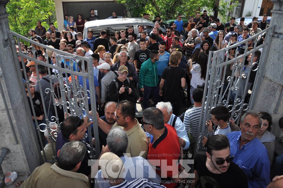 Με μαύρες σημαίες βγήκαν στους δρόμους στη Χίο-Οργή λαού για την «παύση» του ρουκετοπόλεμου [εικόνες & βίντεο] | iefimerida.gr 0