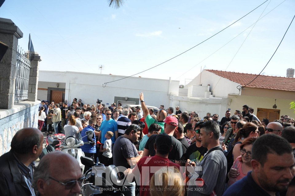 Με μαύρες σημαίες βγήκαν στους δρόμους στη Χίο-Οργή λαού για την «παύση» του ρουκετοπόλεμου [εικόνες & βίντεο] | iefimerida.gr 1