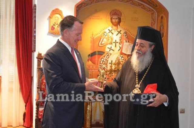 Και ξαφνικά ο Αμερικανός πρέσβης πήγε στη Λαμία να μιλήσει για ιαματικά λουτρά και να φάει στην Πλατεία Λαού [εικόνες] | iefimerida.gr 1