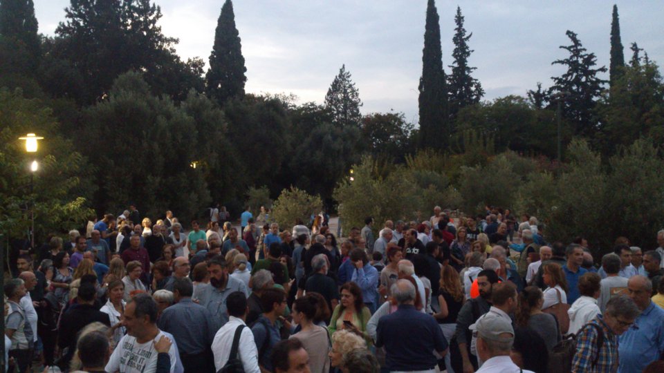 Πεδίον του Αρεως: Διαμαρτυρία με  φακούς και φαναράκια -Ενάντια στη γκετοποίηση της περιοχής[εικόνες] | iefimerida.gr 0