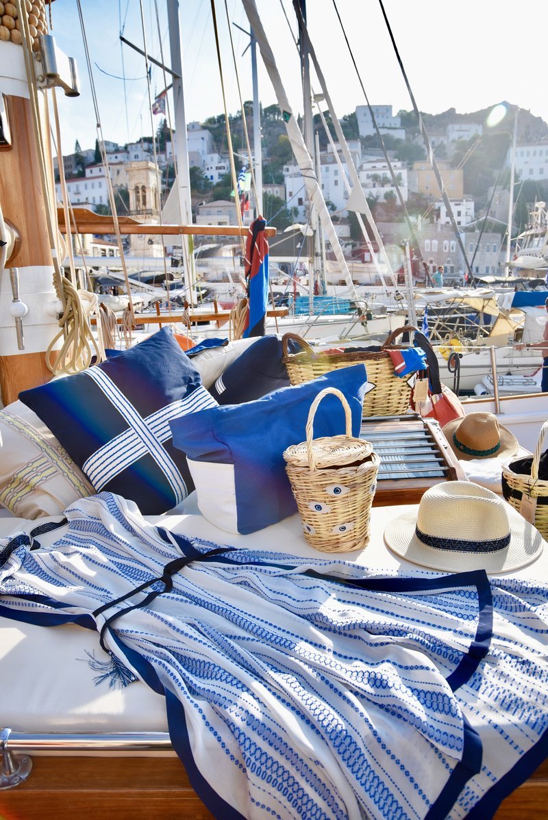 Ενα καΐκι μετατράπηκε σε... μπουτίκ του ΖΕUS+DIONE [εικόνες] | iefimerida.gr 1