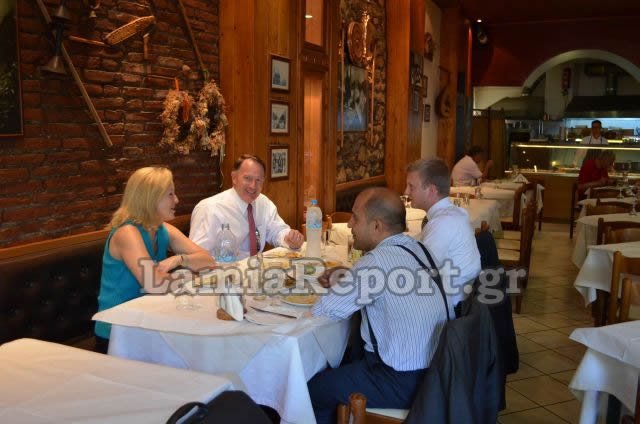 Και ξαφνικά ο Αμερικανός πρέσβης πήγε στη Λαμία να μιλήσει για ιαματικά λουτρά και να φάει στην Πλατεία Λαού [εικόνες] | iefimerida.gr 3