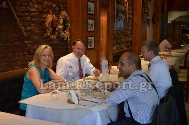 Και ξαφνικά ο Αμερικανός πρέσβης πήγε στη Λαμία να μιλήσει για ιαματικά λουτρά και να φάει στην Πλατεία Λαού [εικόνες] | iefimerida.gr 2