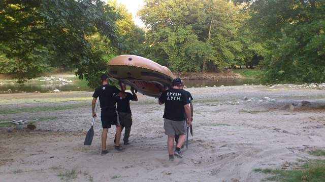 Κι άλλη κατασκήνωση: Χρυσαυγίτες σε ρόλο Ροβινσώνα Κρούσου παλεύουν, εκτοξεύουν πέτρες, σέρνουν βάρκες και κάνουν βραδινές βόλτες στον Αλμωπαίο ποταμό [εικόνες] | iefimerida.gr 3