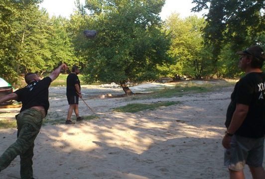 Κι άλλη κατασκήνωση: Χρυσαυγίτες σε ρόλο Ροβινσώνα Κρούσου παλεύουν, εκτοξεύουν πέτρες, σέρνουν βάρκες και κάνουν βραδινές βόλτες στον Αλμωπαίο ποταμό [εικόνες] | iefimerida.gr 2