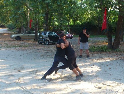 Κι άλλη κατασκήνωση: Χρυσαυγίτες σε ρόλο Ροβινσώνα Κρούσου παλεύουν, εκτοξεύουν πέτρες, σέρνουν βάρκες και κάνουν βραδινές βόλτες στον Αλμωπαίο ποταμό [εικόνες] | iefimerida.gr 1