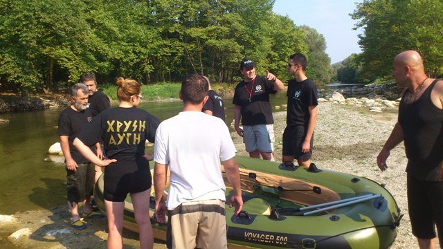 Κι άλλη κατασκήνωση: Χρυσαυγίτες σε ρόλο Ροβινσώνα Κρούσου παλεύουν, εκτοξεύουν πέτρες, σέρνουν βάρκες και κάνουν βραδινές βόλτες στον Αλμωπαίο ποταμό [εικόνες] | iefimerida.gr 4