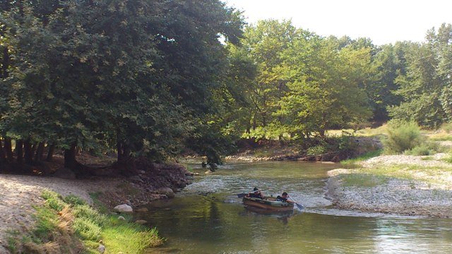 Κι άλλη κατασκήνωση: Χρυσαυγίτες σε ρόλο Ροβινσώνα Κρούσου παλεύουν, εκτοξεύουν πέτρες, σέρνουν βάρκες και κάνουν βραδινές βόλτες στον Αλμωπαίο ποταμό [εικόνες] | iefimerida.gr 5