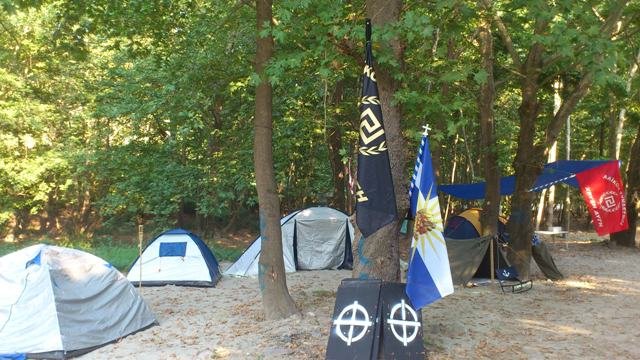 Κι άλλη κατασκήνωση: Χρυσαυγίτες σε ρόλο Ροβινσώνα Κρούσου παλεύουν, εκτοξεύουν πέτρες, σέρνουν βάρκες και κάνουν βραδινές βόλτες στον Αλμωπαίο ποταμό [εικόνες] | iefimerida.gr 0