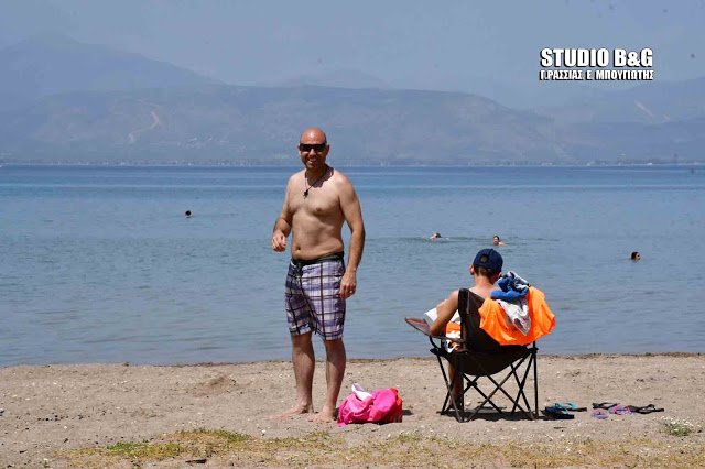 Με μπάρμπεκιου στην παραλία και βουτιές γιόρτασαν την Πρωτομαγιά στο Ναύπλιο [εικόνες & βίντεο] | iefimerida.gr 1