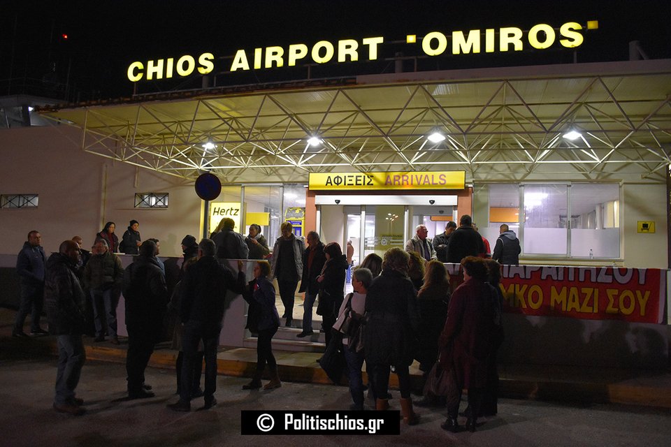 Ενταση στη Χίο: Φυγάδευσαν τον Γ. Μουζάλα -Τον αποδοκίμασαν πολίτες [βίντεο] | iefimerida.gr 0