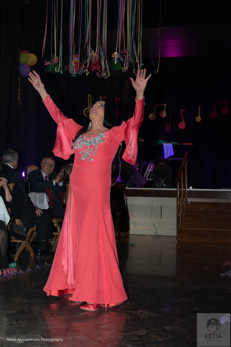 Η Ζωζώ Σαπουντζάκη έβαλε τις πιο φανταχτερές τουαλέτες της και τα έδωσε όλα σε αποκριάτικο χορό [εικόνες] | iefimerida.gr 0