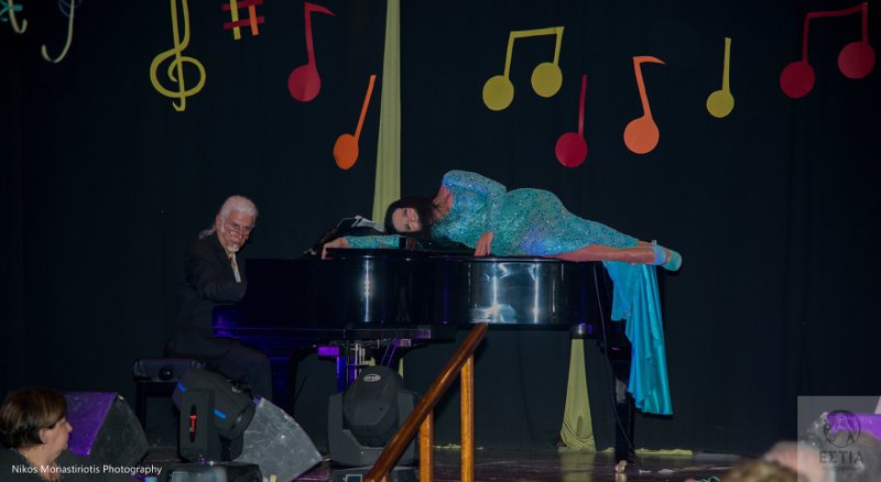 Η Ζωζώ Σαπουντζάκη έβαλε τις πιο φανταχτερές τουαλέτες της και τα έδωσε όλα σε αποκριάτικο χορό [εικόνες] | iefimerida.gr 2