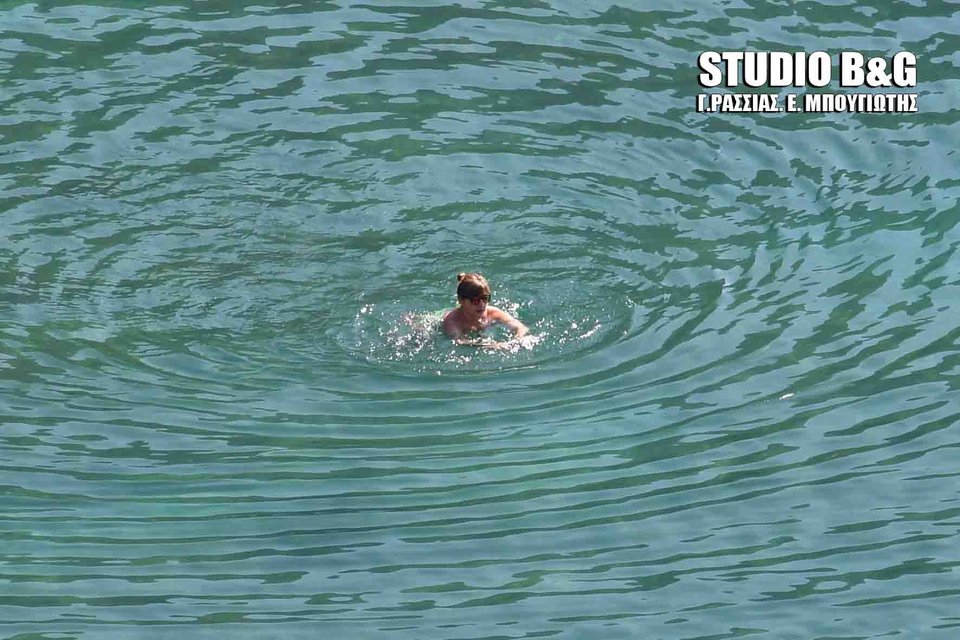 Ανέβηκε λίγο η θερμοκρασία και στο Ναύπλιο άρχισαν τα μπάνια! [εικόνες] | iefimerida.gr 0