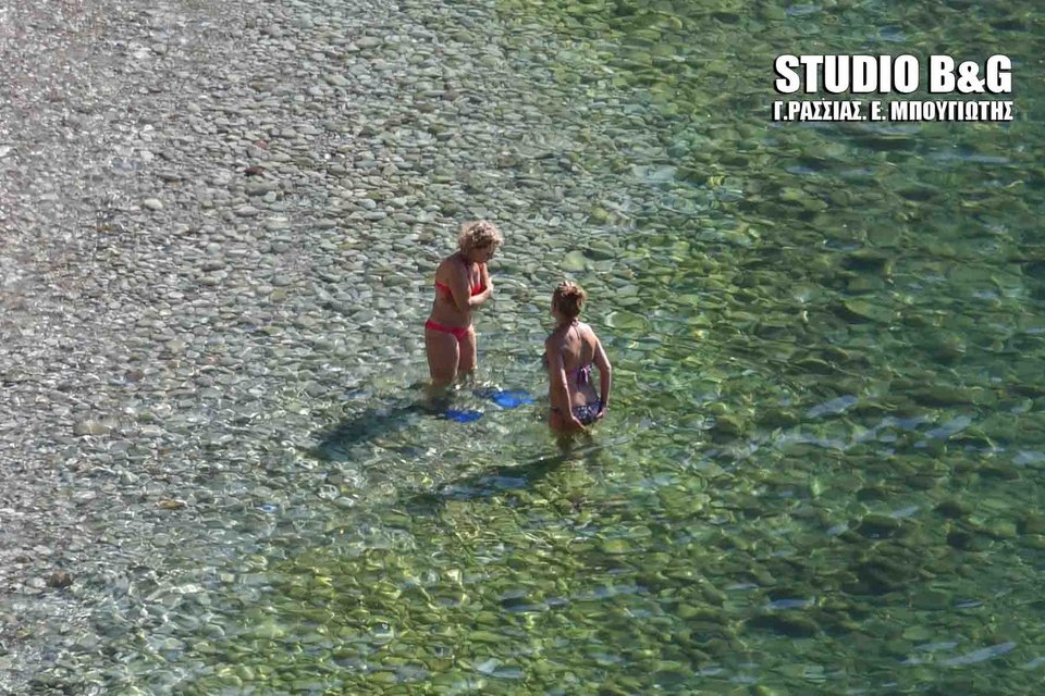 Ανέβηκε λίγο η θερμοκρασία και στο Ναύπλιο άρχισαν τα μπάνια! [εικόνες] | iefimerida.gr 1