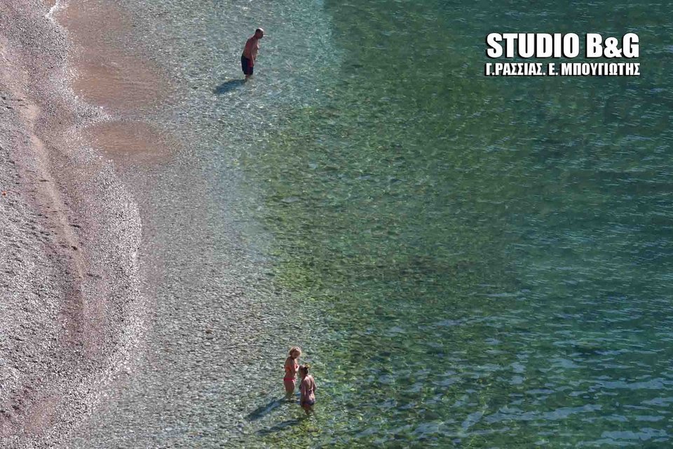 Ανέβηκε λίγο η θερμοκρασία και στο Ναύπλιο άρχισαν τα μπάνια! [εικόνες] | iefimerida.gr 2