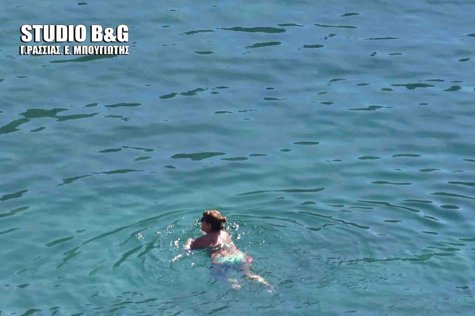 Ανέβηκε λίγο η θερμοκρασία και στο Ναύπλιο άρχισαν τα μπάνια! [εικόνες] | iefimerida.gr 3