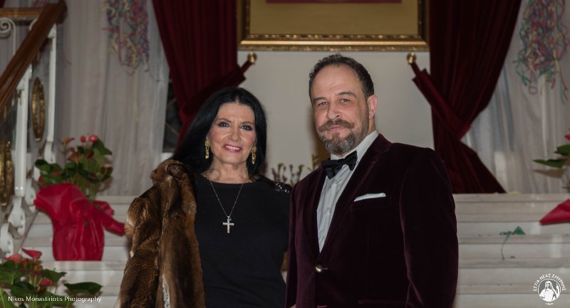 Η Ζωζώ Σαπουντζάκη έβαλε τις πιο φανταχτερές τουαλέτες της και τα έδωσε όλα σε αποκριάτικο χορό [εικόνες] | iefimerida.gr 1