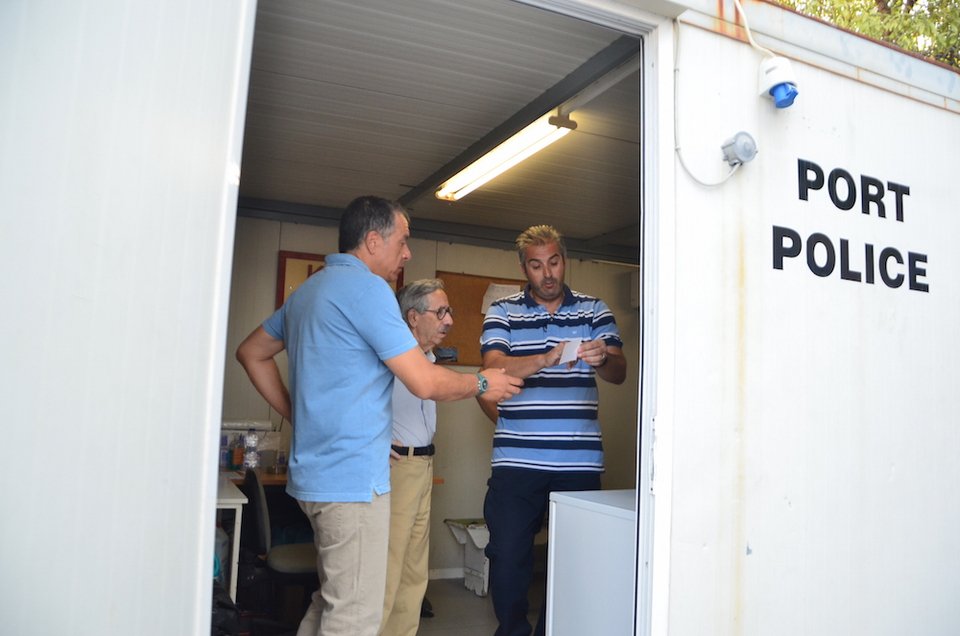 Αιφνίδια επίσκεψη Θεοδωράκη σε καταυλισμούς μεταναστών στη Λέσβο: Οι υπουργοί απέτυχαν [εικόνες] | iefimerida.gr 2