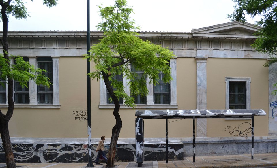 Επιχείρηση «καθαρό Πολυτεχνείο»: Εβγαλαν το γκράφιτι από το κτίριο αλλά όχι από τα δέντρα και τη στάση λεωφορείου [εικόνες] | iefimerida.gr 3