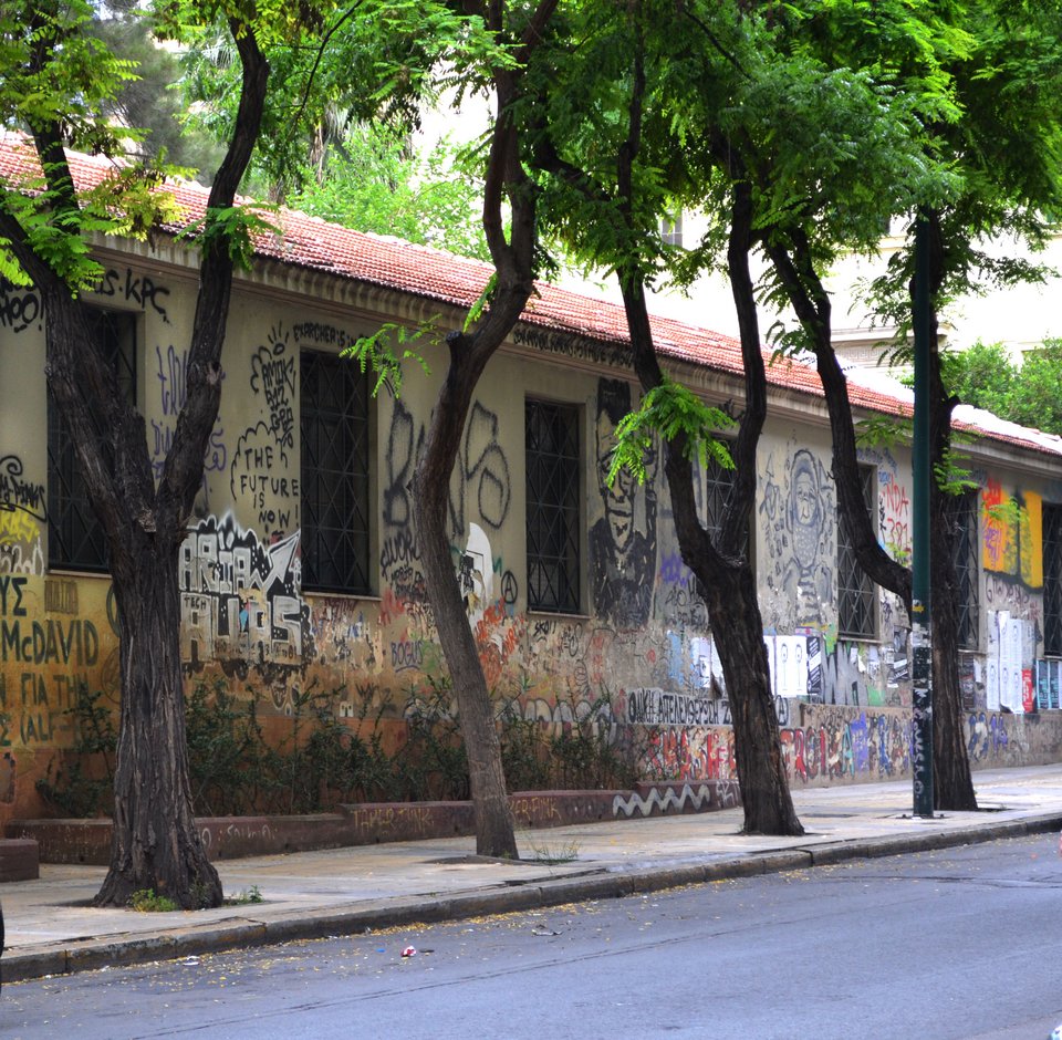 Επιχείρηση «καθαρό Πολυτεχνείο»: Εβγαλαν το γκράφιτι από το κτίριο αλλά όχι από τα δέντρα και τη στάση λεωφορείου [εικόνες] | iefimerida.gr 1