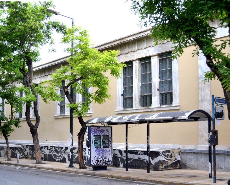 Επιχείρηση «καθαρό Πολυτεχνείο»: Εβγαλαν το γκράφιτι από το κτίριο αλλά όχι από τα δέντρα και τη στάση λεωφορείου [εικόνες] | iefimerida.gr 0