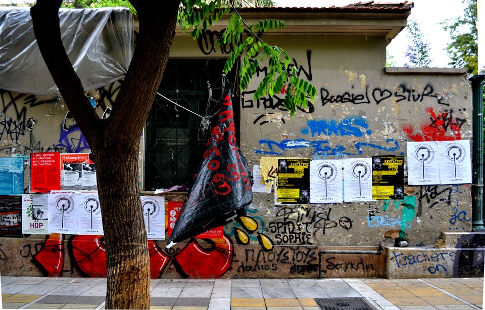 Επιχείρηση «καθαρό Πολυτεχνείο»: Εβγαλαν το γκράφιτι από το κτίριο αλλά όχι από τα δέντρα και τη στάση λεωφορείου [εικόνες] | iefimerida.gr 2