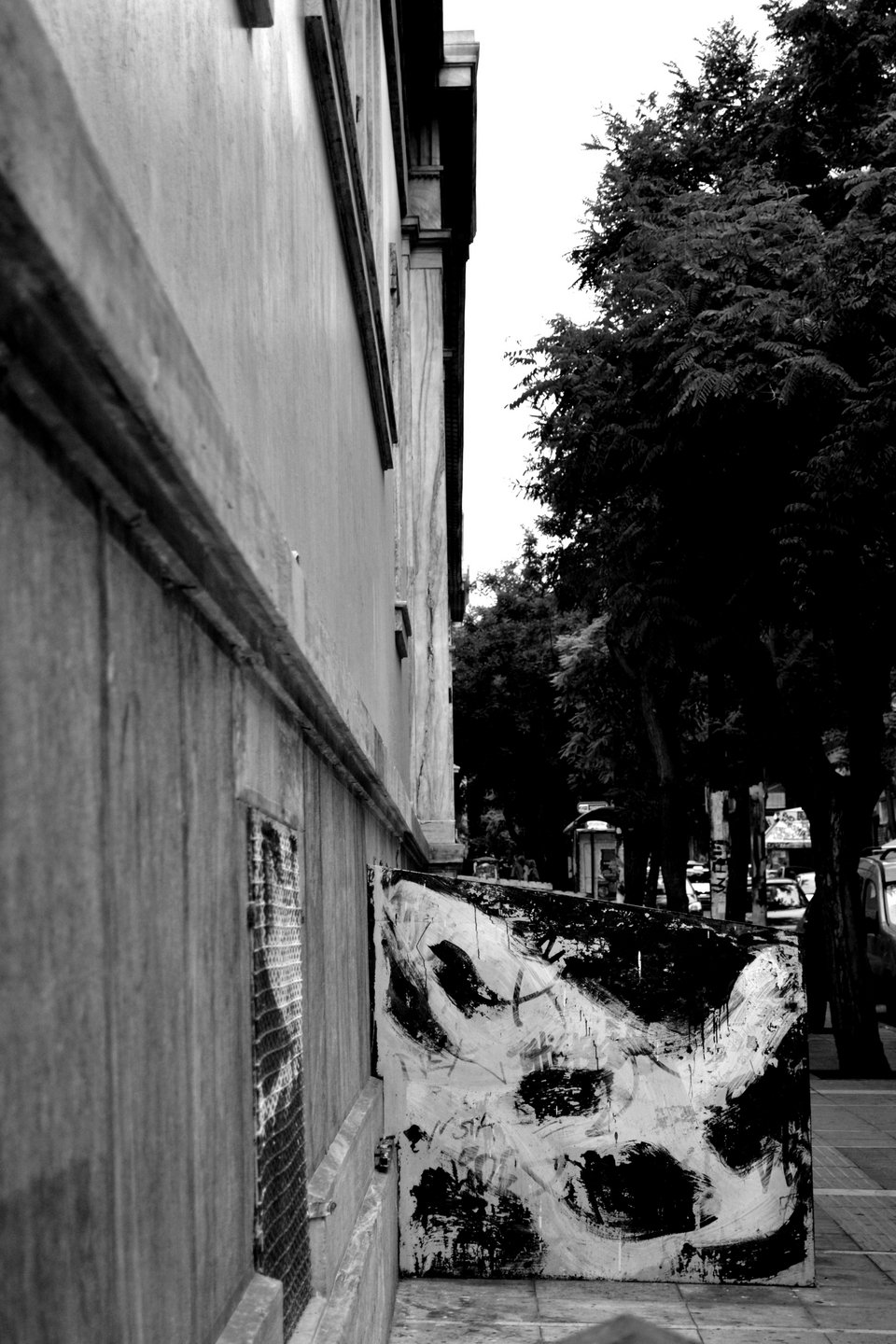 Επιχείρηση «καθαρό Πολυτεχνείο»: Εβγαλαν το γκράφιτι από το κτίριο αλλά όχι από τα δέντρα και τη στάση λεωφορείου [εικόνες] | iefimerida.gr 5