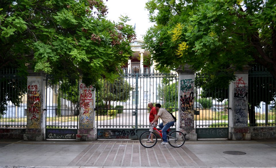 Επιχείρηση «καθαρό Πολυτεχνείο»: Εβγαλαν το γκράφιτι από το κτίριο αλλά όχι από τα δέντρα και τη στάση λεωφορείου [εικόνες] | iefimerida.gr 6