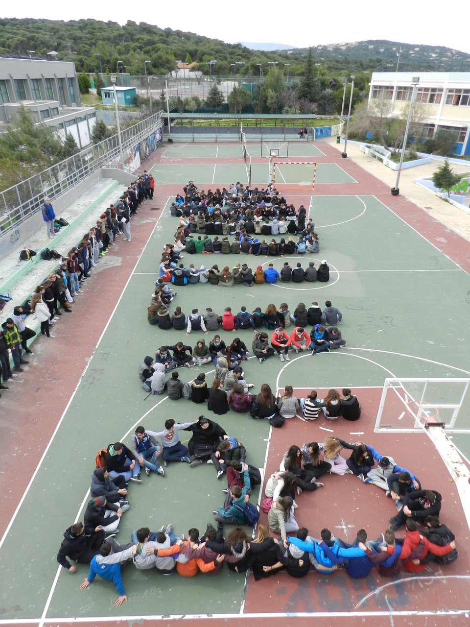 Μαθητές έγραψαν «Βαγγέλης» με τα σώματα τους [εικόνες] | iefimerida.gr 0