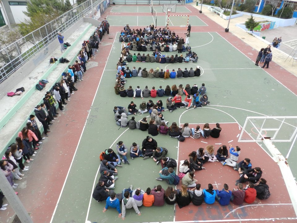 Μαθητές έγραψαν «Βαγγέλης» με τα σώματα τους [εικόνες] | iefimerida.gr 1