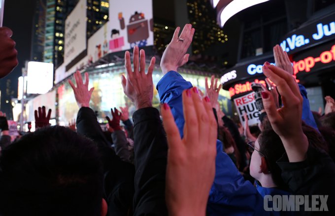 Νέα Υόρκη: Επεισόδια και συλλήψεις για την αθώωση αστυνομικού που στραγγάλισε Αφροαμερικανό [εικόνες & βίντεο] | iefimerida.gr 10