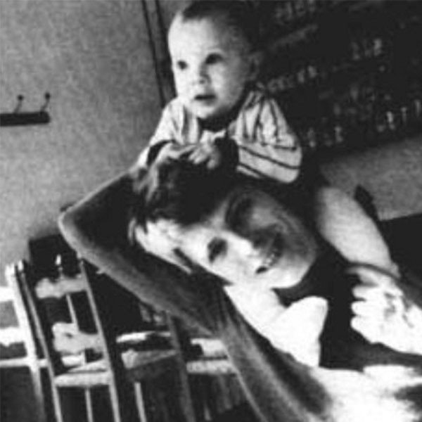 Συγκλονίζει ο θάνατος του Μπάουι: Τι έγραψε ο 44χρονος γιος του [εικόνες] | iefimerida.gr 0