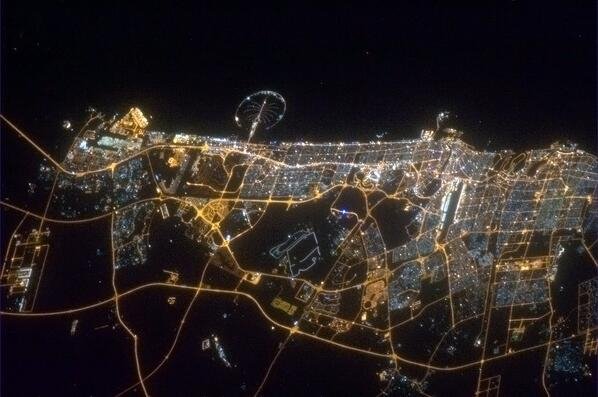 Κρις Χάντφιλντ: Ο σταρ του διαστήματος που τραγουδά Ντέιβιντ Μπόουι και ανεβάζει φωτογραφίες στο twitter [εικόνες, βίντεο] | iefimerida.gr 6