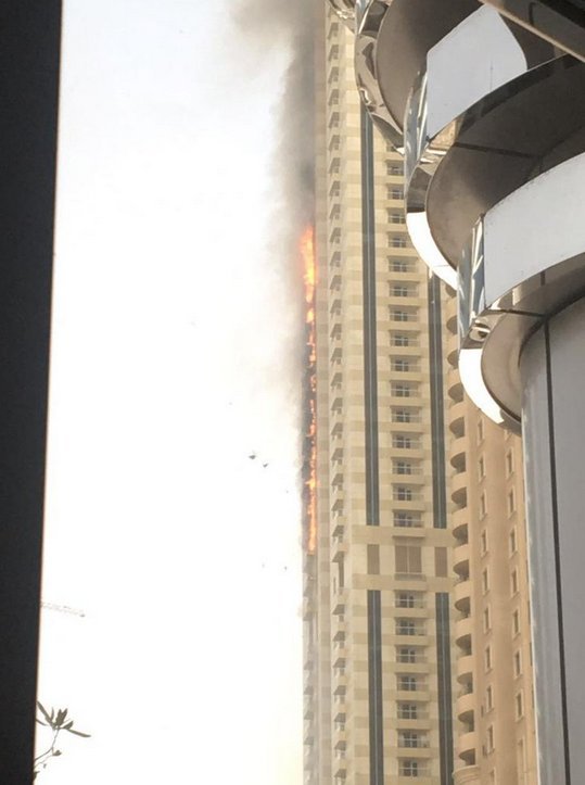 Φωτιά σε ουρανοξύστη στο Ντουμπάι [εικόνες&βίντεο] | iefimerida.gr 0