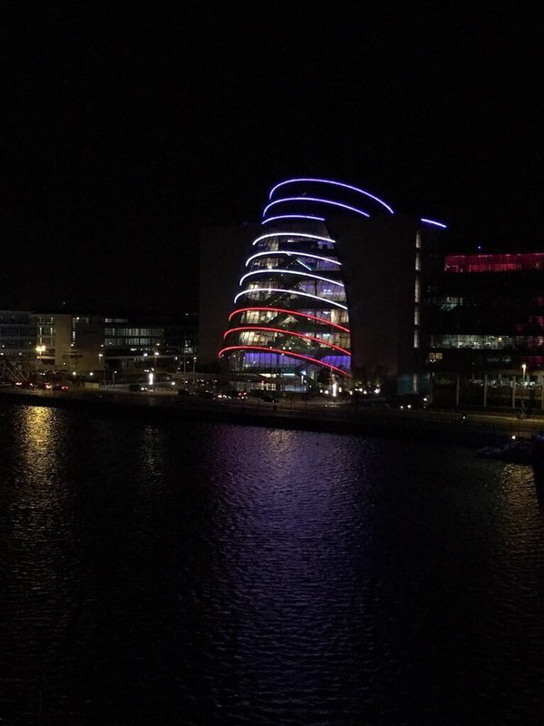 Μπλε, λευκό, κόκκινο -Κτίρια φωτίστηκαν στα γαλλικά χρώματα για να τιμήσουν τα θύματα [εικόνες] | iefimerida.gr 8