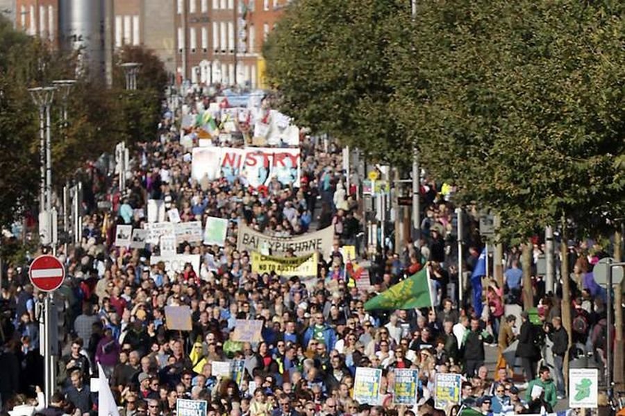Ιρλανδία: Φορολογία στο νερό και λιτότητα έβγαλαν χιλιάδες στους δρόμους [εικόνες & βίντεο] | iefimerida.gr 1