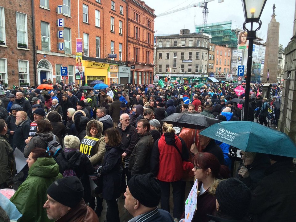 Ιρλανδία: Φορολογία στο νερό και λιτότητα έβγαλαν χιλιάδες στους δρόμους [εικόνες & βίντεο] | iefimerida.gr 3