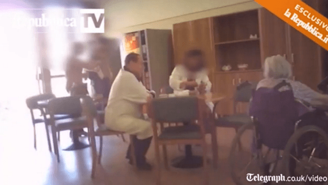 O Σίλβιο Μπερλουσκόνι ευδιάθετος και με λευκή ρομπίτσα... βοηθάει ηλικιωμένους σε γηροκομείο [εικόνες&βίντεο] | iefimerida.gr 2